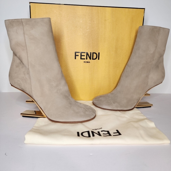Fendi Nabuck Fendi First Ankle Leather Bootie in Roger. Size 40 - Picture 3 of 8